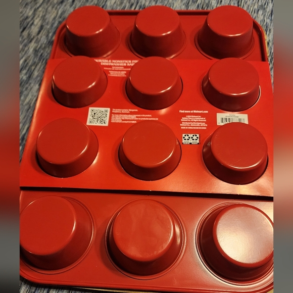 Red color muffin tin - Picture 4 of 4